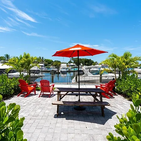 Room 127 - Waterfront, Heated Pool, Huge Tv, Tiki Bar & Grill
